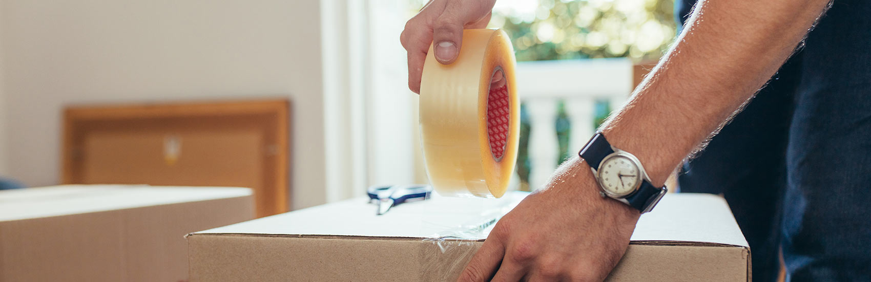 Verkleben Sie den Karton mit einem hochwertigen Klebeband